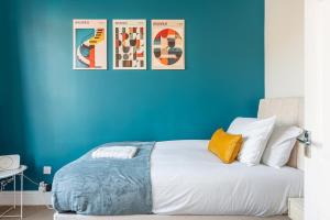 a bedroom with a blue wall and a bed at Stylish 3-Bed House near NEC HS2 and BHX Airport in Spon End