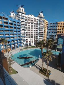 Bazén v ubytování مارينا nebo v jeho okolí