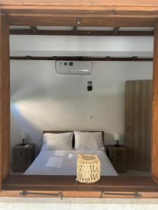 PerapedhiKalidoniahouses的卧室里有一张带木框架的大床