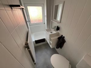 Koupelna v ubytování Vier Nordlichter - Helle Wohnung mit Dachterasse + 12 fotografií