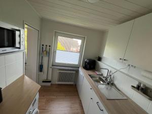 Kuchyň nebo kuchyňský kout v ubytování Vier Nordlichter - Helle Wohnung mit Dachterasse