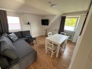 Posezení v ubytování Vier Nordlichter - Helle Wohnung mit Dachterasse