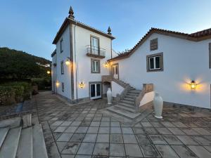 une grande maison blanche avec des escaliers en face de celle-ci dans l'établissement Tower Junior Queen Suite at Casa dos Macieis, Camino Santiago direct access & Optional Agritourism, à Facha