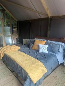 Fotografie z fotogalerie ubytování Luxury Cozy Glamping Cabin Retreat Natural Hide Out v destinaci Sugar Hill