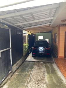 un coche está aparcado dentro de un garaje en Casa VASBA, en Golfito