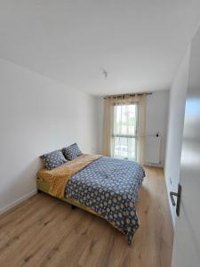 une chambre avec un lit et une fenêtre dans l'établissement 1 min from Paris metro, Quiet, 2 bedrooms & private parking, à Aubervilliers 25 autres photos