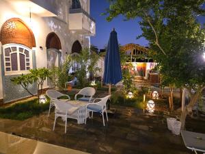 Κήπος έξω από το Flower of life guest house