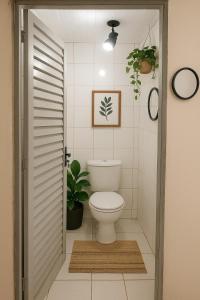 bagno con servizi igienici e piante di Casa Pousadinha Mel a Salvador Altre 4 foto