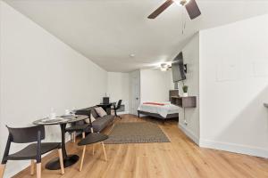 una sala de estar con un sofá y una mesa en King Bed Modern Studio Apartment, en Huntsville