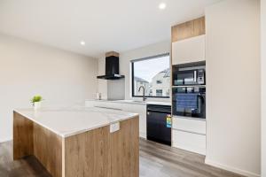 Η κουζίνα ή μικρή κουζίνα στο 3 BR with garage - Group Getaways Made Easy in Central CHCH