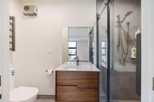 Ένα μπάνιο στο 3 BR with garage - Group Getaways Made Easy in Central CHCH +16 φωτογραφίες