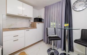 Kuchyň nebo kuchyňský kout v ubytování Gorgeous Apartment In Crikvenica With Wifi