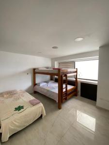 une chambre avec deux lits superposés et une fenêtre dans l'établissement APTO DUPLEX MARINA DEL REY CARTAGENA, à Carthagène des Indes