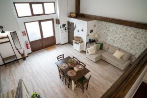 d'un salon avec une table. dans l'établissement Casa Gianna Holiday Home, à Rutigliano 25 autres photos