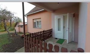 a house with a fence and a white door at Boki-Boka 