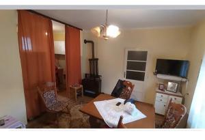 a living room with a table and chairs and a television at Boki-Boka 