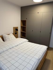 1 dormitorio con 1 cama blanca grande y armarios en Apartmán s výhľadom, en Stará Lesná