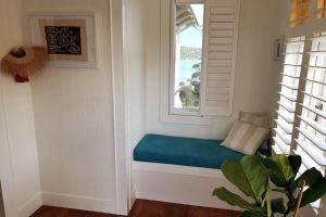 a small window seat in a corner of a room at The Cottage on the Olive Grove in Russell