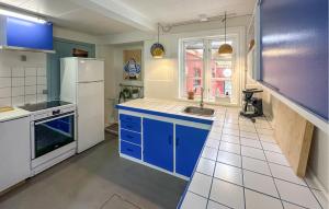 Køkken eller tekøkken på Awesome Home In Aakirkeby With Wifi