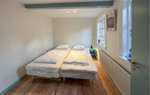 En eller flere senge i et værelse på Awesome Home In Aakirkeby With Wifi