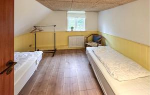 En eller flere senge i et værelse på Awesome Home In Aakirkeby With Wifi + 3 billeder