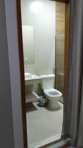 Colinas do TocantinsにあるRosmarry Hotelの白いトイレと鏡のあるバスルーム