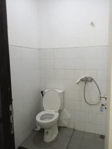 a bathroom with a toilet and a shower at Penginapan, homestay Gor Ken Arok kota malang jawa timur bisa 5-10 orang cocok bagi yg mau ke Bromo dan sekitarnya in Bareng +18 photos