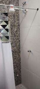 une salle de bain avec une douche avec une porte vitrée dans l'établissement Kitnet montanha mágica, à São Thomé das Letras 44 autres photos