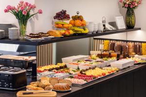 ein Buffet mit vielen verschiedenen Speisen zur Auswahl in der Unterkunft Hotel Aida in Prag