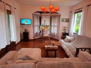 TV a/nebo společenská místnost v ubytování CASADELGOLF Villa Gesell