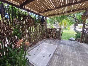 福廷Chalé Jacuzzi的木制凉亭下的热水浴池 更多1张照片