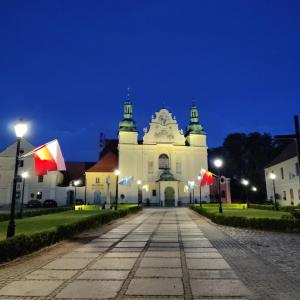 オボルニキにあるTour Jonyの夜に旗が掲げられた大きな白い建物