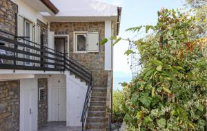 una casa de ladrillo con una escalera que conduce a un garaje en Stunning Apartment In Castellabate, en Castellabate