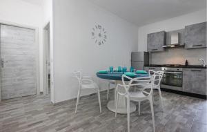 Una cocina con una mesa y sillas en una habitación. en Stunning Apartment In Castellabate, en Castellabate