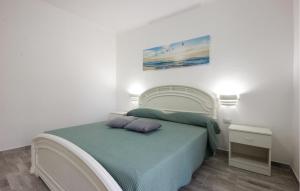 Un dormitorio con una cama con dos almohadas encima. en Stunning Apartment In Castellabate, en Castellabate 3 fotos más