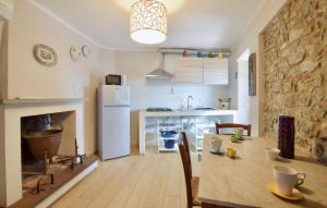 Una cocina y un comedor con mesa y chimenea. en Stunning Home In Gombitelli With Wifi, en Gombitelli