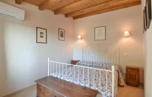 Un dormitorio con una cama blanca y suelo de madera. en Stunning Home In Gombitelli With Wifi, en Gombitelli