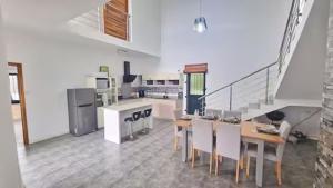 Η κουζίνα ή μικρή κουζίνα στο Spacious Villa with Private Pool & Garden - Ideal for Holidays & Longer Stays