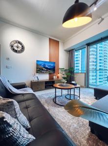 un salon avec un canapé et une télévision dans l'établissement Dubai Marina Modern 1 Bedroom Apartment steps to tram & Marina Walk, à Dubaï