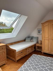 une chambre avec un lit et une fenêtre dans l'établissement Komfort Maisonettewohnung, à Zirndorf