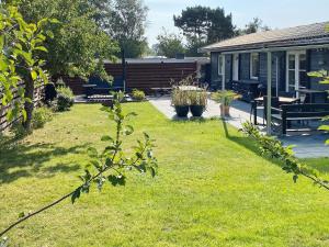 Un patio de una casa con un banco y una casa. en 4 person holiday home in Gilleleje-By Traum, en Gilleleje 26 fotos más