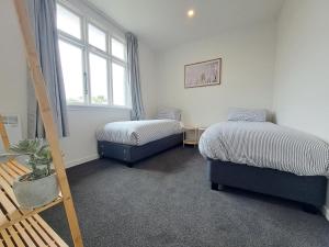 Katil atau katil-katil dalam bilik di Tainui Charm - Fully Renovated, 3 Bedrooms