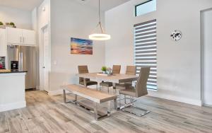 Una cocina y un comedor con mesa y sillas. en Villa White Pearl, en Matlacha 25 fotos más