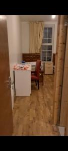 una cucina con un tavolo e una sedia in una stanza di Dublin city center room en-suite a Dublino
