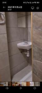 bagno con lavandino a parete di Dublin city center room en-suite a Dublino