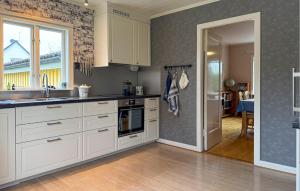 Η κουζίνα ή μικρή κουζίνα στο 2 Bedroom Beautiful Home In Påskallavik