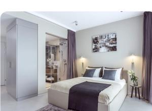 Gallery image of Mini studio avec cuisine, TV mural et sanitaires très confortable in Saint-Sulpice