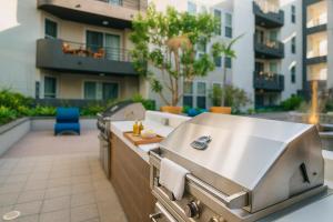 a barbecue grill on a patio in a building at Venice Boardwalk Breeze 2BR - 7-min to Venice Beach in Los Angeles