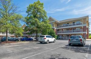 チェサピークにあるExtended Stay America Suites - Chesapeake - Crossways Blvdの建物の前に車が駐車されている駐車場