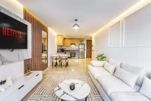 マラケシュにあるLuxury 1BR in guelizの白いソファとテレビのあるリビングルーム +14枚の写真